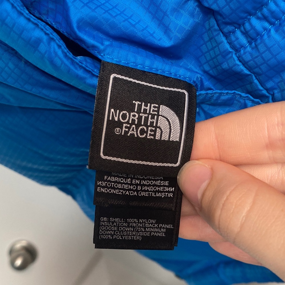 The North Face 18-20 Year Old 550 Vibrant Blue and Black Reversible Vest - Picture 10 of 11